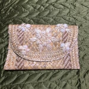 VINTAGE WOVEN STRAW AND SHELL CLUTCH